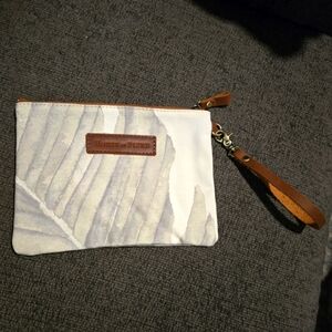 House of Flynn | Leafy Wristlet